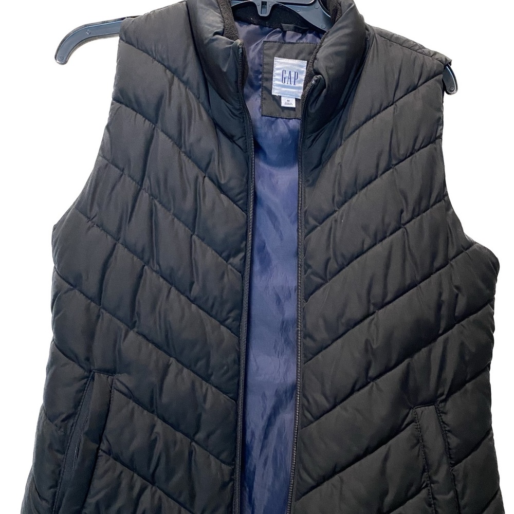 Gap vest with  zippered pockets